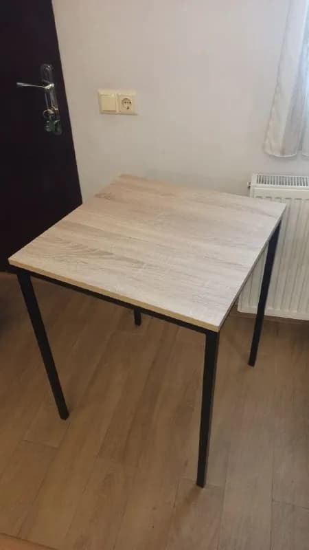 Стол 60*60 высота 75 см — Батуми — 50 ₾
