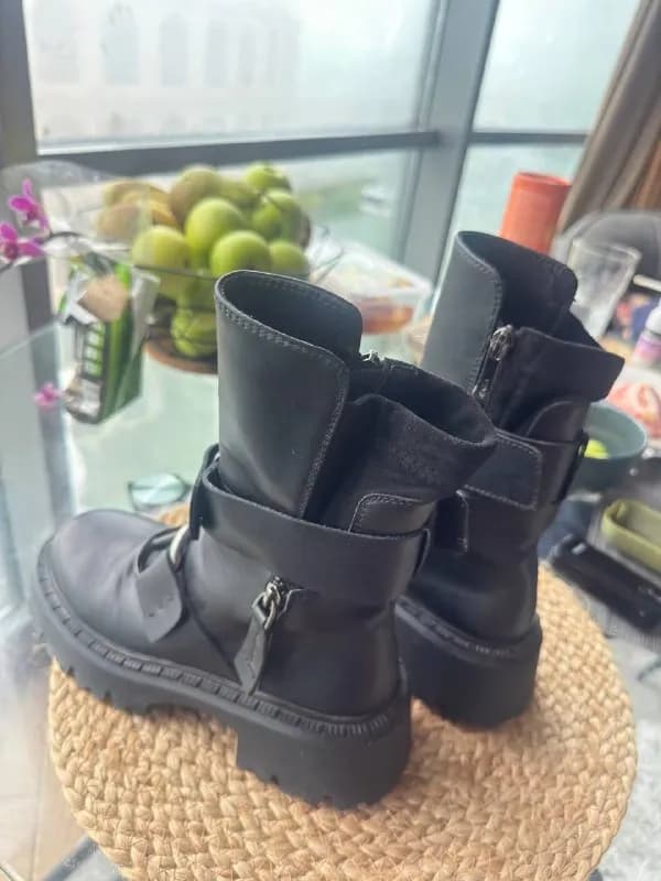 38 euro (маломерят, нужно примерять). Покупались дорога, продаю за 45 лари. Телефон ☎️: [телефон]. — Батуми — 45 ₾