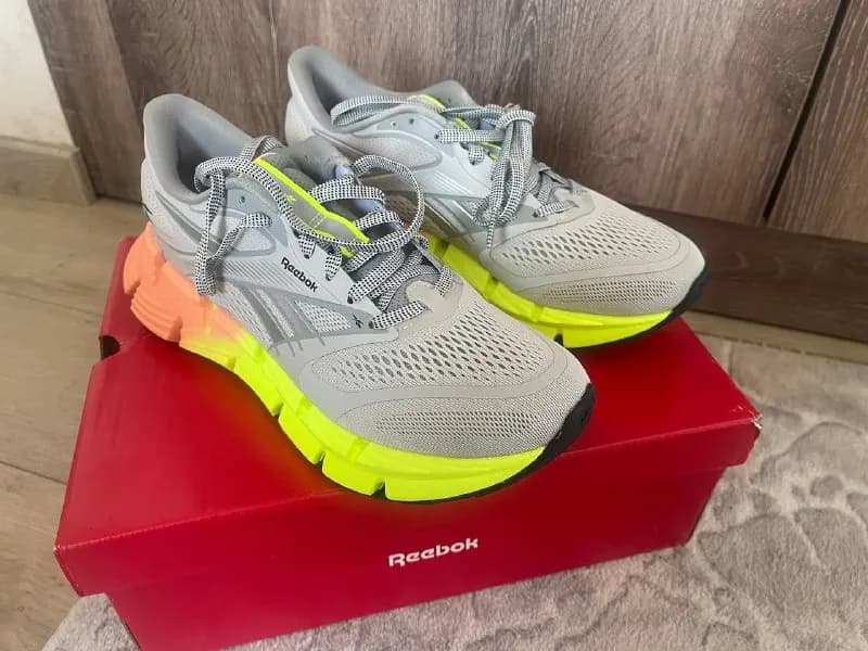 reebok floatzig 2 для бега. С амортизацией. Размер указан 9,5 по факту 8,5 на стопу 25-25,5 см. Цена — Батуми — 120 $