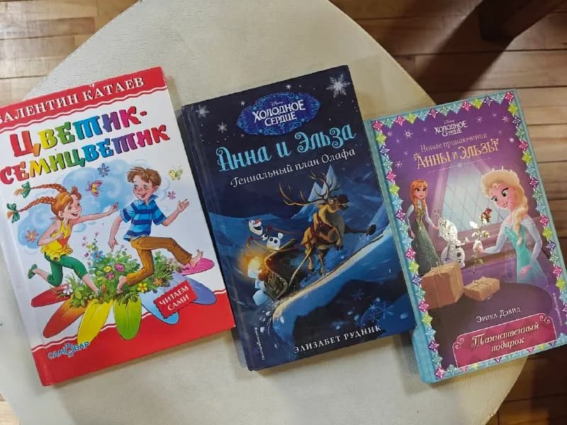 Книги детские, посуда, полка, костюм для питомца — Батуми