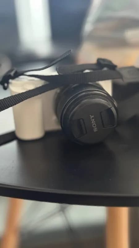 sony zv-e10 с объективом sony e 35 mm f 1.8.Два аккумулятора и два фильтра, nd+cpl.так же флешку на — Батуми — 1 800 ₾