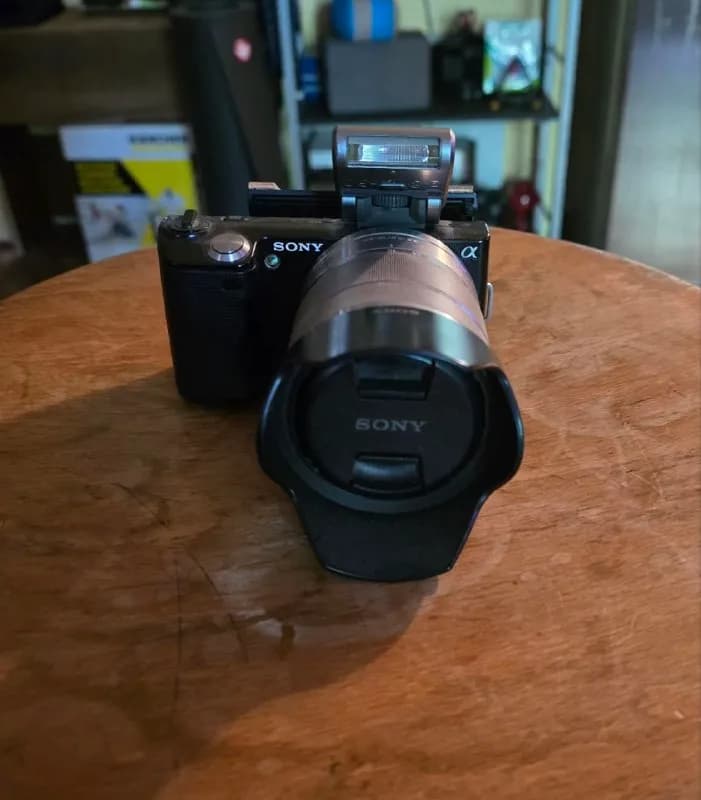 Sony NEX-5R в комплекте со штатным зум-объективом. Полностью в рабочем состоянии. — Батуми — 250 ₾