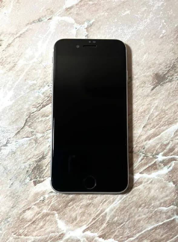 iPhone SE 2020 128Gb Состояние идеальное. Цвет белый, ничего не менялось. 650 лар — Тбилиси — 650 ₾