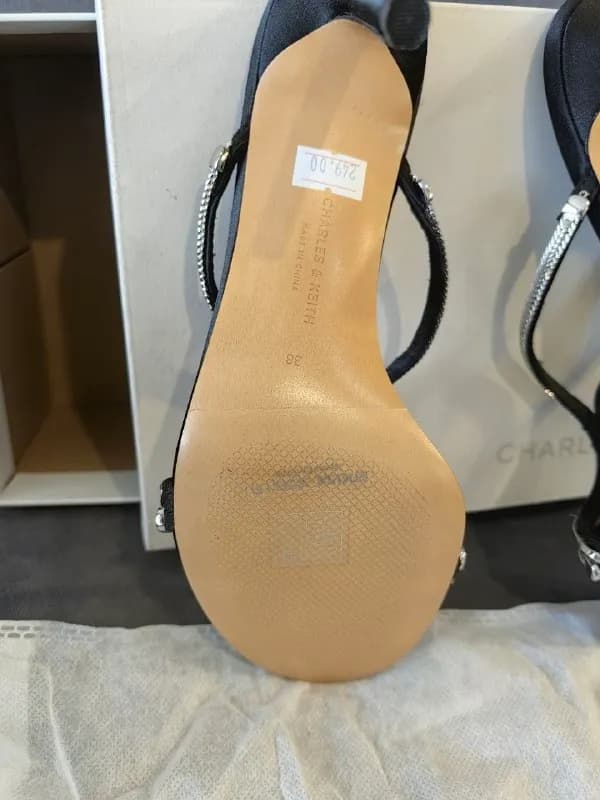 Charles and Keith размер 38, за 130 лар, не разу не одевались, лоферы guess размер 37, за 200 лар, то — Батуми — 130 ₾