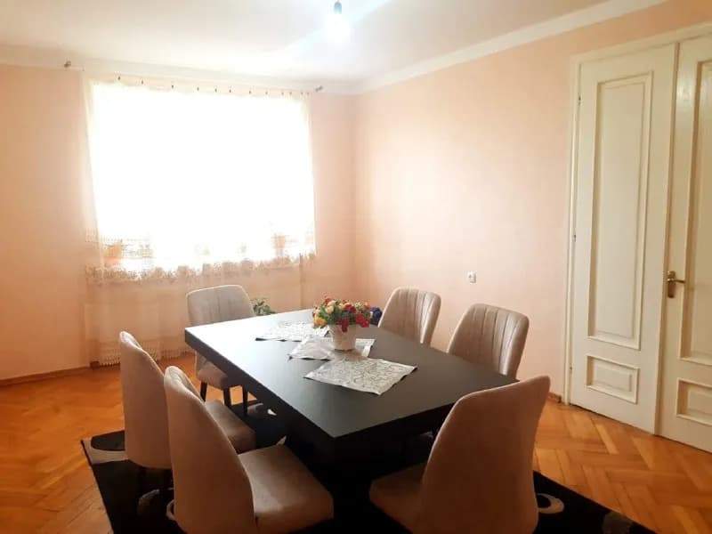 80 m² on first floor, 3 rooms 2 bedrooms, basement and private land 200 m². price $60,000 mob: 56871603 — Тбилиси — 60 $