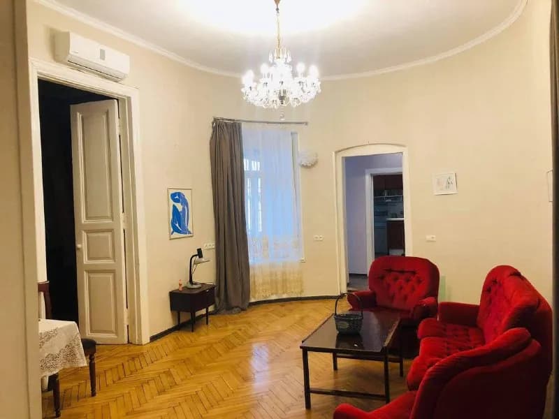 3-ოთახიანი ბინა, მდებარეობს Aghmashenebeli გამზირზე. ბინა რემონტის შემდეგ, სრულად — Тбилиси — 1000 $