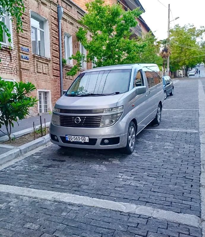 6 местный минивэн Nissan El Grand — Тбилиси