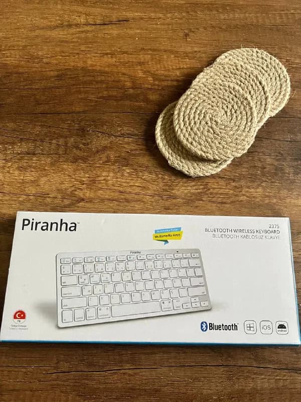 Bluetooth-клавиатуру Piranha 2375 в идеальном состоянии. — Тбилиси — 15 ₾