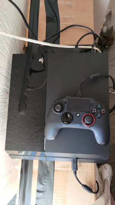 PlayStation 4 / PS 4 на 500 гигабайт, которой практически не пользовался. В комплекте кабель питания — Тбилиси — 5 ₾