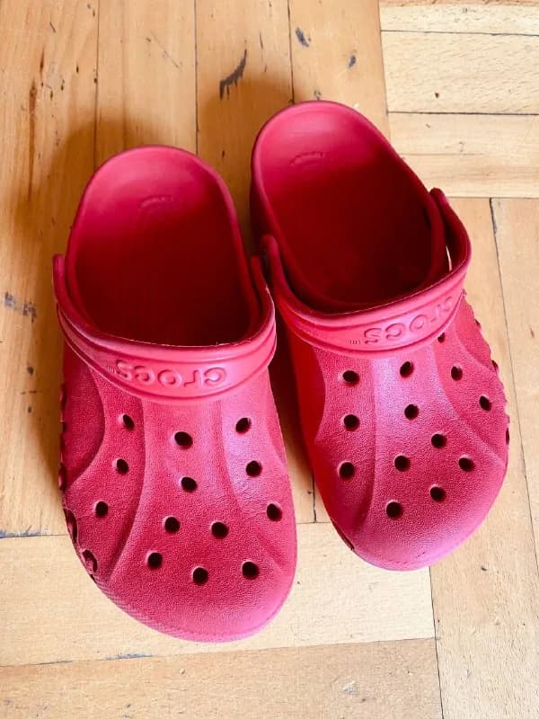 crocs оригинал, б/у, состояние очень хорошее, размер 35, цвет насыщенный красный, 35 лари — Тбилиси — 35 ₾