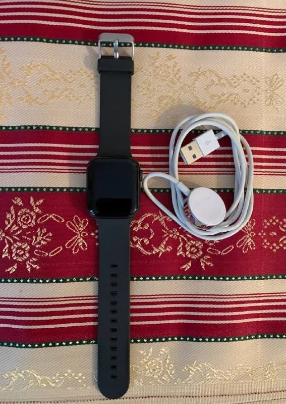 1.Apple Watch SE 44 mm в идеальном состоянии, без царапин, ремешок и зарядка в комплекте, — Тбилиси — 750 ₾