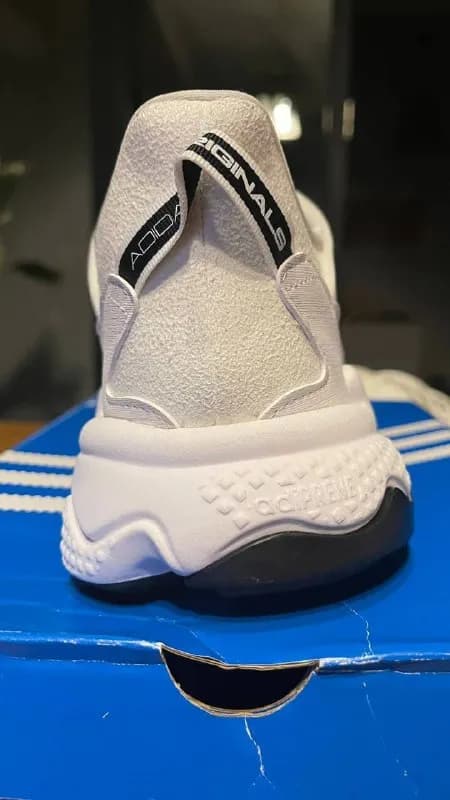 Adidas ozweego 42EU, 8,5US, 8UK. Продам за 200 лари, новые, не мой размер — Тбилиси — 200 ₾