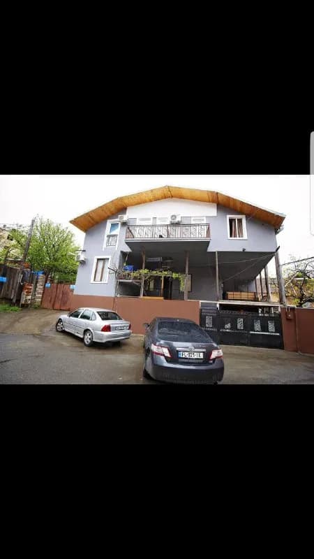 35 кв. м в 3-х минутах от центра, ул. Ортачала. С душем, туалетом и кондиционером. В номере две одно — Тбилиси — 400 $