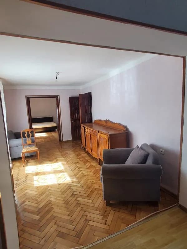 12. Two rooms and loggia. 60.5 sq.m. Has basement 12 sq.m. Furniture upon request we will buy. $400 per month — Тбилиси — 400 $