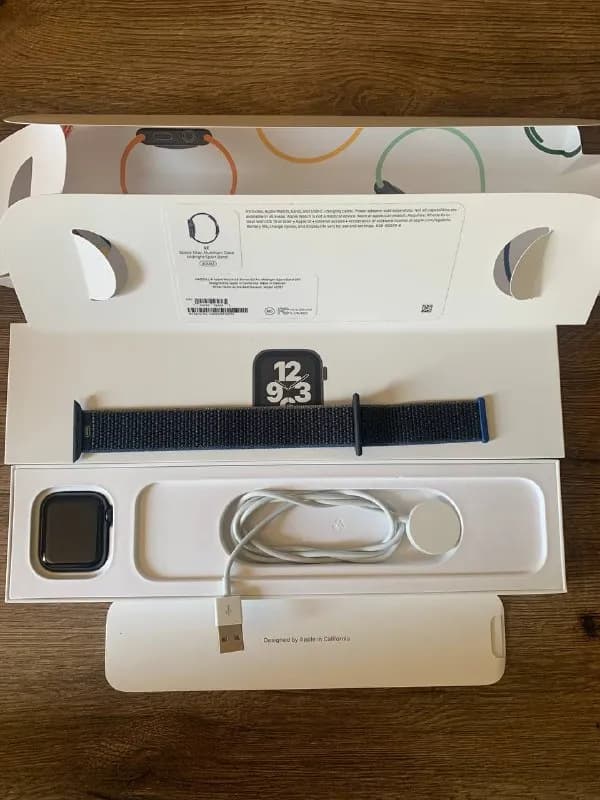 Apple Watch se 40 mm с коробкой, часы в идеальном состоянии, все отлично работает, батарея 100%, — Тбилиси — 690 ₾