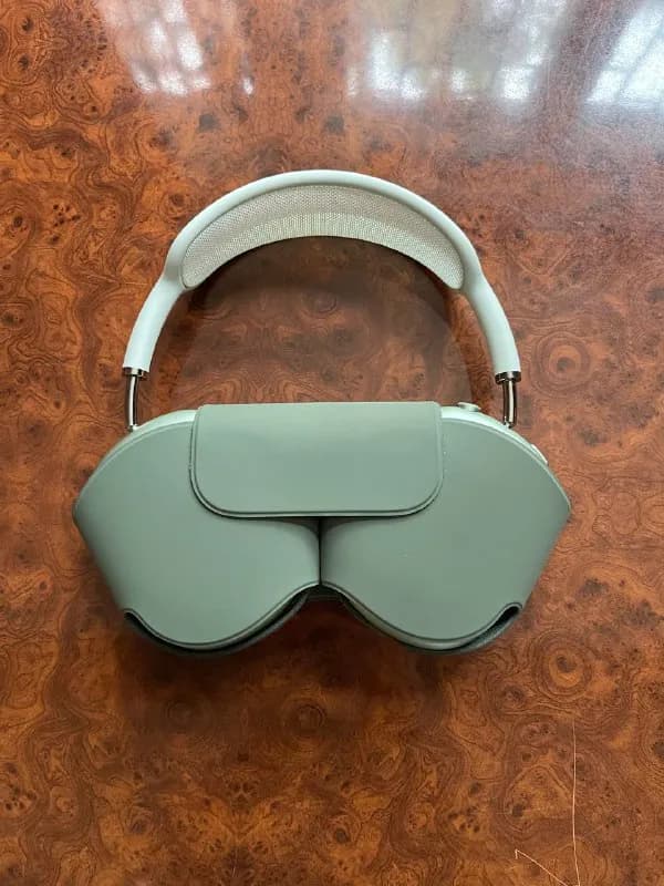 AirPods Max в идеальном состоянии, оригинальные. Покупала в декабре 2021 г, в Петербурге. Почти ими — Тбилиси — 1 500 ₾