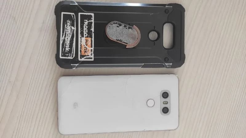 LG G6, со следами использования, на экране два трещины, на работу не влияет, с заду стеклянная крышк — Тбилиси — 150 ₾