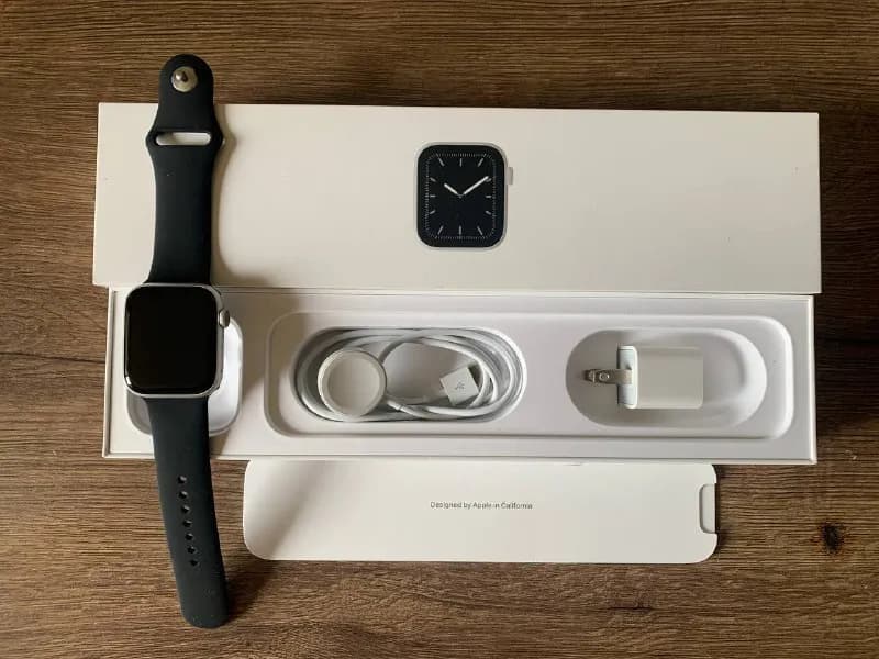 Apple Watch SE 40 mm идеальное состояние, есть с коробкой и без, в наличии черные, розовые и серы — Тбилиси — 650 ₾