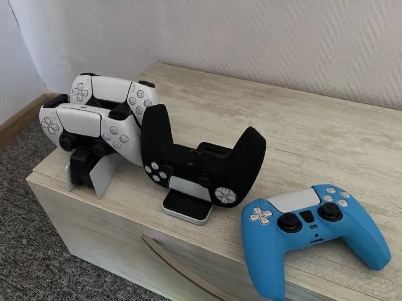 PlayStation 5 (с 4 джойстиками, 2 наушниками, подставкой и 2 специальными зарядками+ могу отдать акк — Тбилиси — 3 ₾