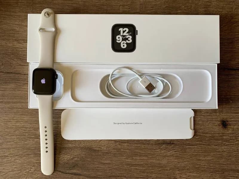 Apple Watch SE 40 mm идеальное состояние, есть с коробкой и без, в наличии черные и серые — Тбилиси — 650 ₾