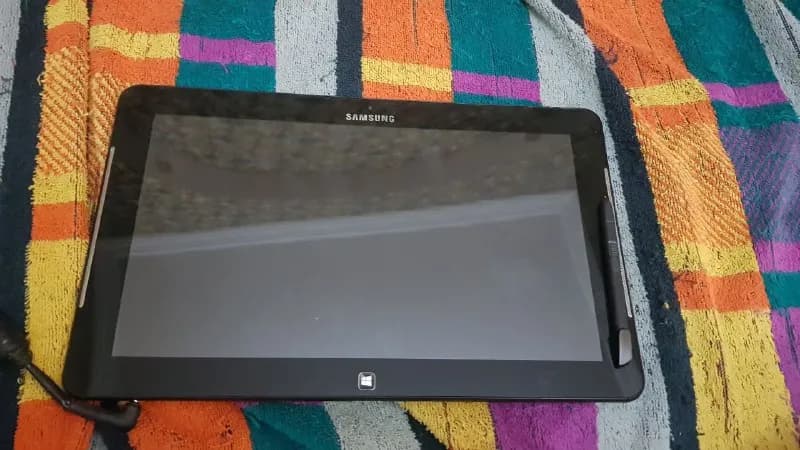 Samsung ATIV 700T со стилусом Wacom (с чувствительностью, все дела, можно рисовать… было)). На Win — Тбилиси — 100 ₾