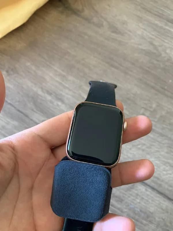 Apple Watch SE 40 mm идеальное состояние, есть с коробкой и без, в наличии черные и серые — Тбилиси — 650 ₾
