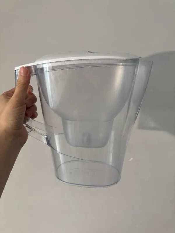 brita (без фильтра) на носике трещинка, выше уровня воды, не протекает. Пушкина/Такаишвили — Батуми