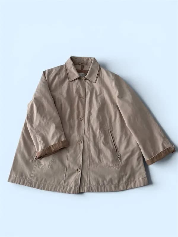 1. Короткий женский винтажный тренч — Батуми — 10 ₾