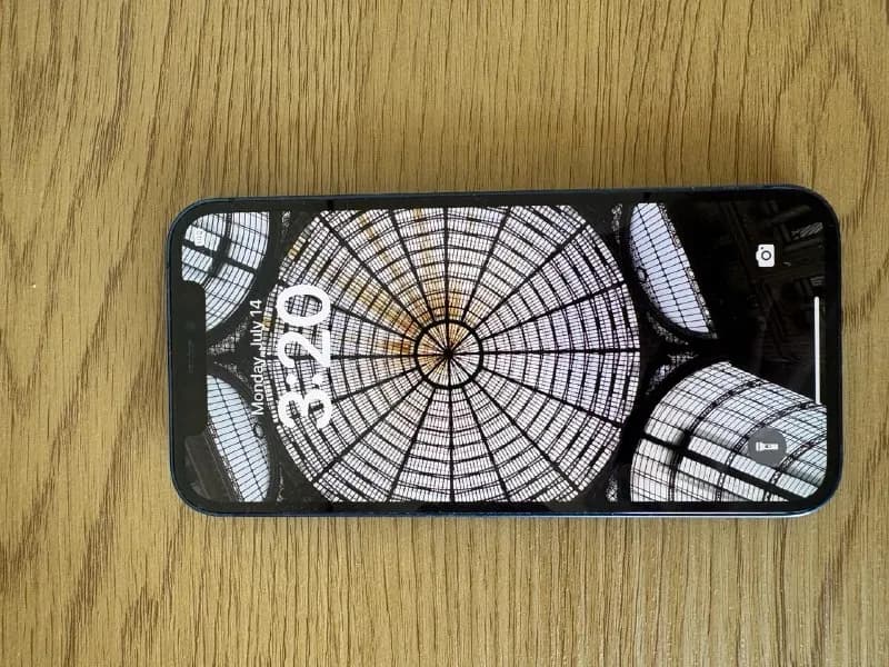 iPhone 12 на 128 GB в красивом синем цвете. Телефон в хорошем внешнем и техническом состоянии. — Батуми — 400 ₾