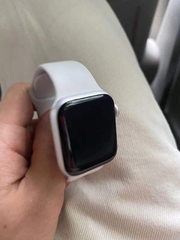 apple watch series 4 40 mm silver, состояние отличное, в комплекте зарядка, 400 лари — Тбилиси — 400 ₾