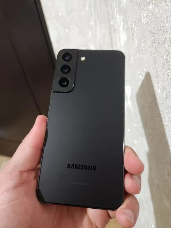 Samsung S22. Телефон в идеальном состоянии, только что привезенный. Запечатанный, оригинальный, полн — Батуми — 400 ₾