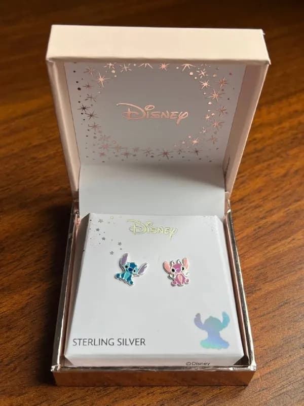 Disney со Стичем. Носили один день. В очередной раз убедились, что гвоздики — это не наше. — Батуми — 150 ₾