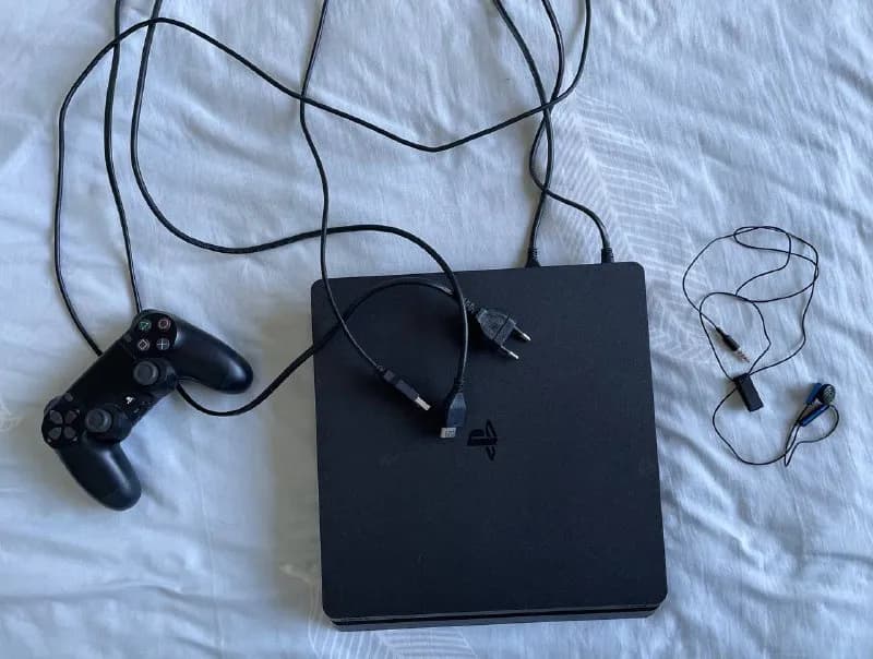 Playstation 4 slim 1TB, чёрного цвета — Тбилиси — 900 ₾