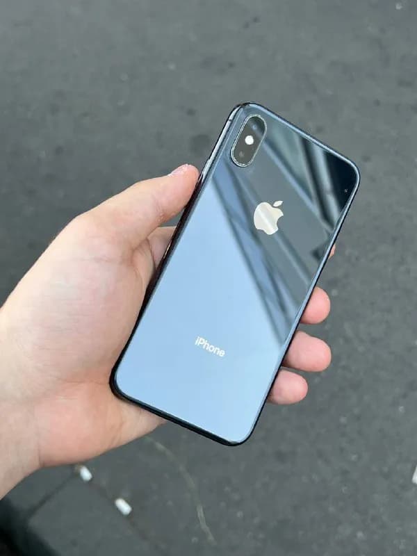 iPhone XS чёрный сим фрее. Есть только одна коцка на стекле экрана. Можно поклеить защитное стекло и — Тбилиси — 580 ₾