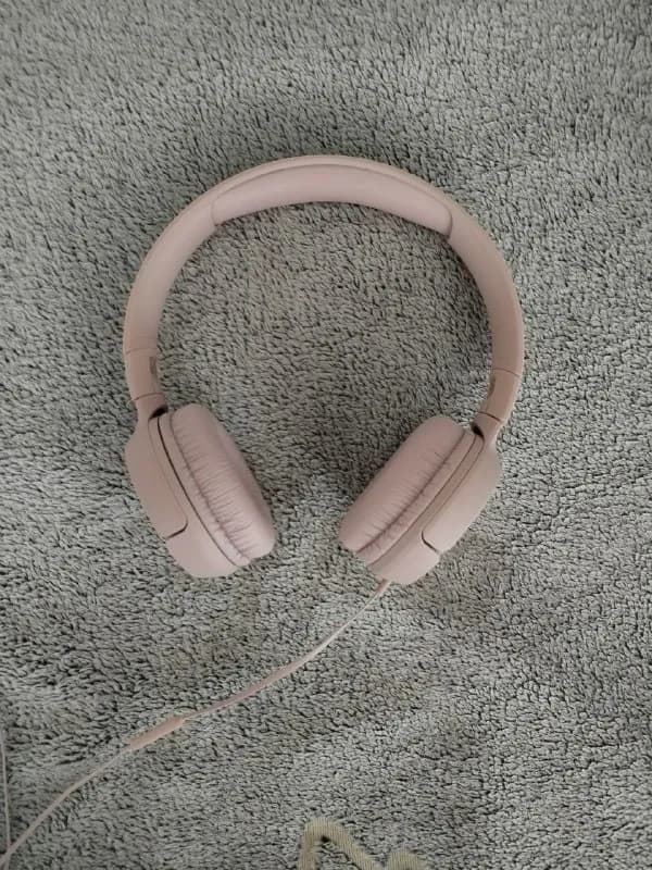 JBL Tune 500 розовые, они проводные. Покупались в Elit Electronics около трёх недель назад за 114 ла — Тбилиси — 114 ₾