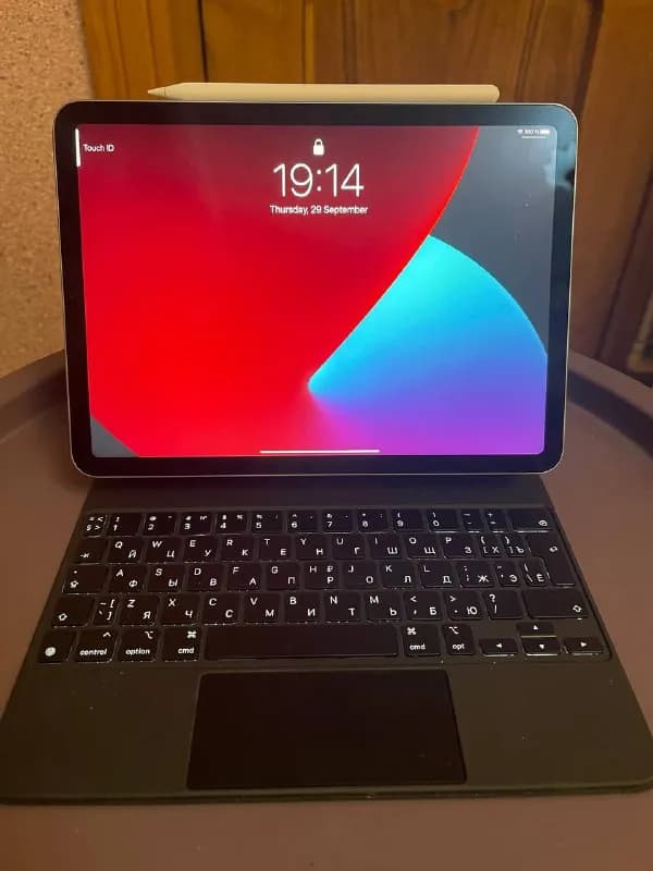 air pad 4th gen, 64 GB, только вайфай, без слота под симкарту + magic keyboard 2го поколения и apple — Тбилиси — 2 000 ₾