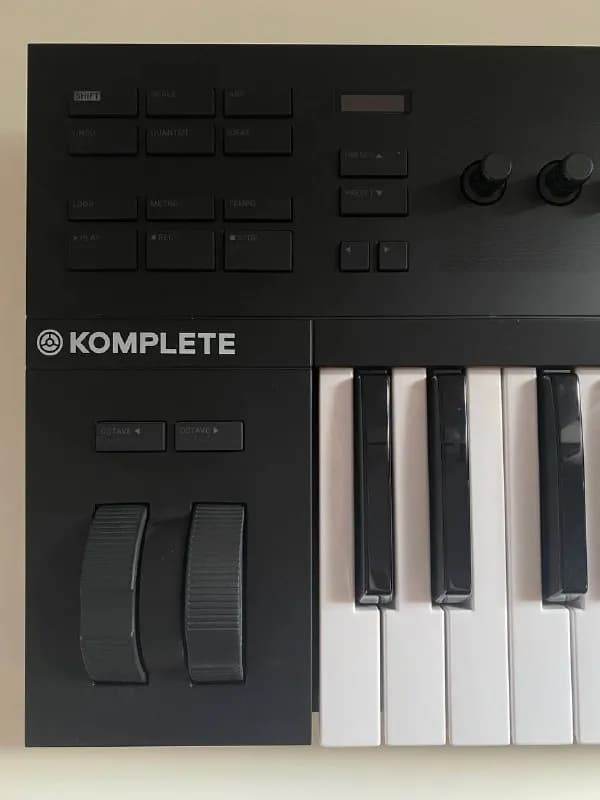 Native Instruments Komplete Kontrol A25. Супер приятный инструмент. — Тбилиси — 230 ₾