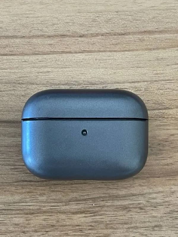 AirPods Pro with wireless charging. Всегда были в классном кейсе. Кейс отдам тоже😁 Покупались в США — Тбилиси — 400 ₾