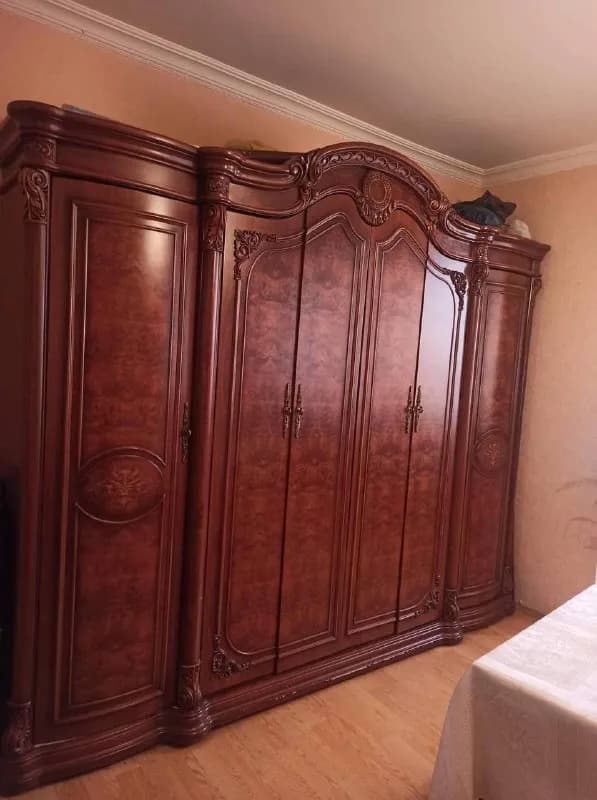 1300 лари — Тбилиси — 1 300 ₾