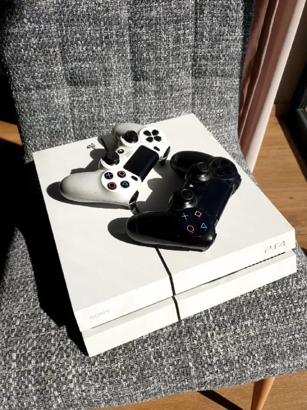 PlayStation PS4 500 гб + 2 джойстика. Приставка в очень хорошем состоянии, джойстик 1 почти новый, — Тбилиси — 700 ₾