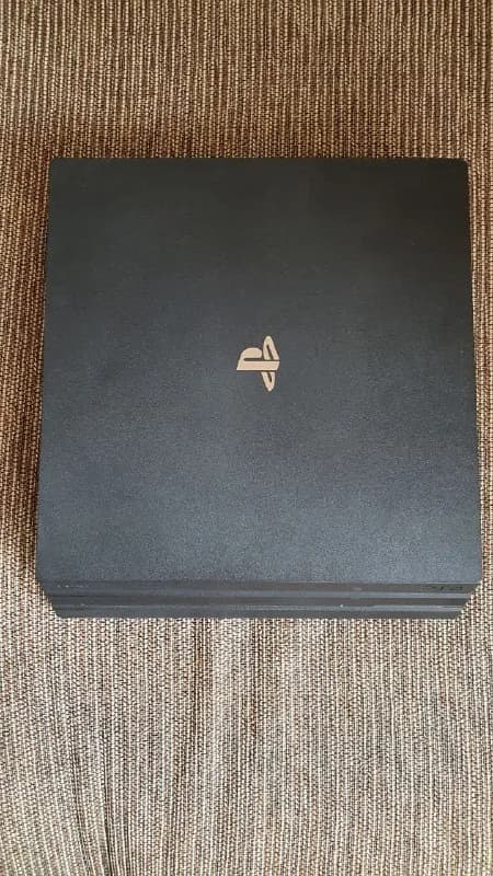 PS4 Pro 1TB c геймпадом и двумя играми (на фото) — Тбилиси — 850 ₾