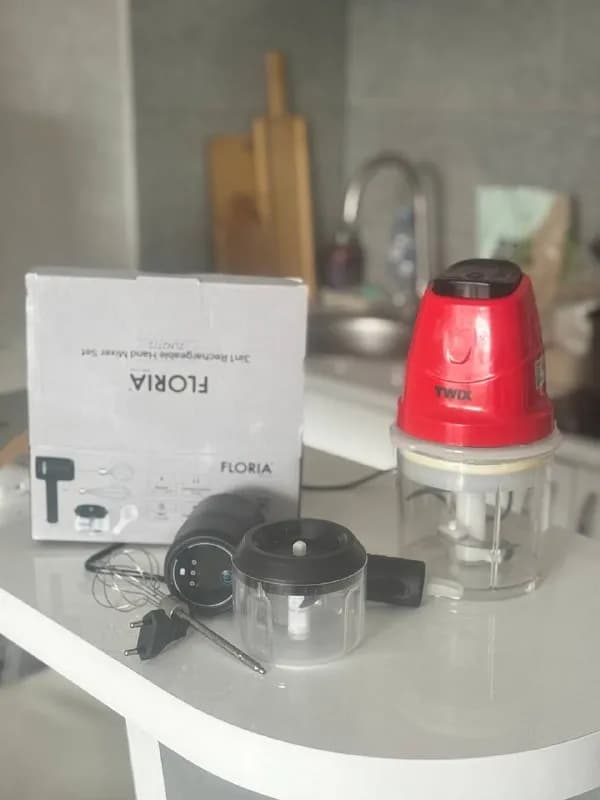 Twix — 15 лари, миксер Floria usb — 10 лари — Батуми — 15 ₾