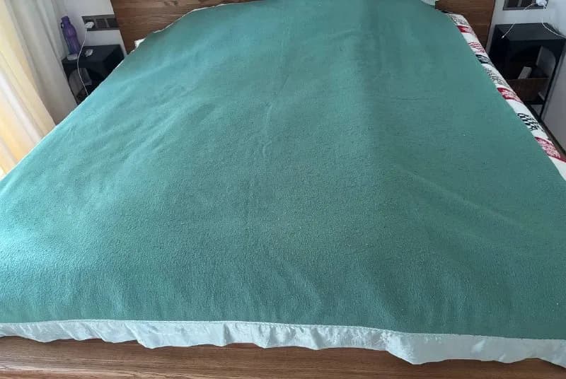 170×220 см, мягкое, теплое, приятное на ощупь. Есть катышки, без дыр, без пятен, чистое, постиранное — Батуми — 15 ₾