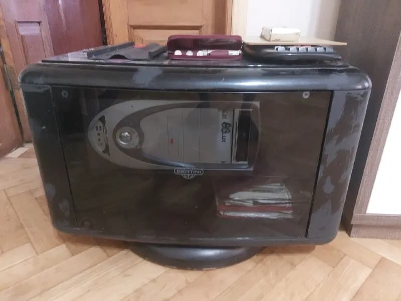 Padstavka dlia tv. 50 lari. Padgatovil nujna pakrasic prosta. Magu pakrasic na vash vibar no za adde — Батуми — 50 ₾