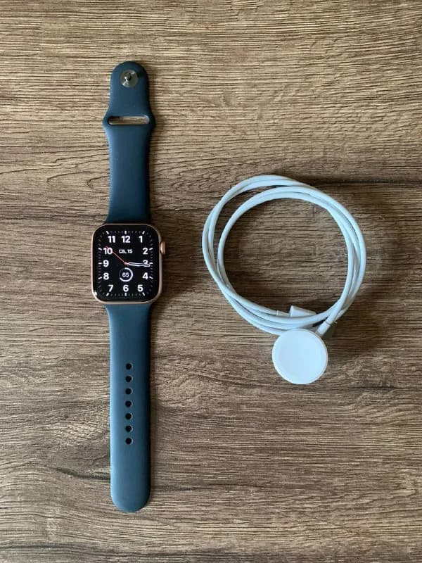 Apple Watch SE 44 მმ იდეალურ მდგომარეობაში, სამაჯურითა და დამტენით — Тбилиси — 650 ₾