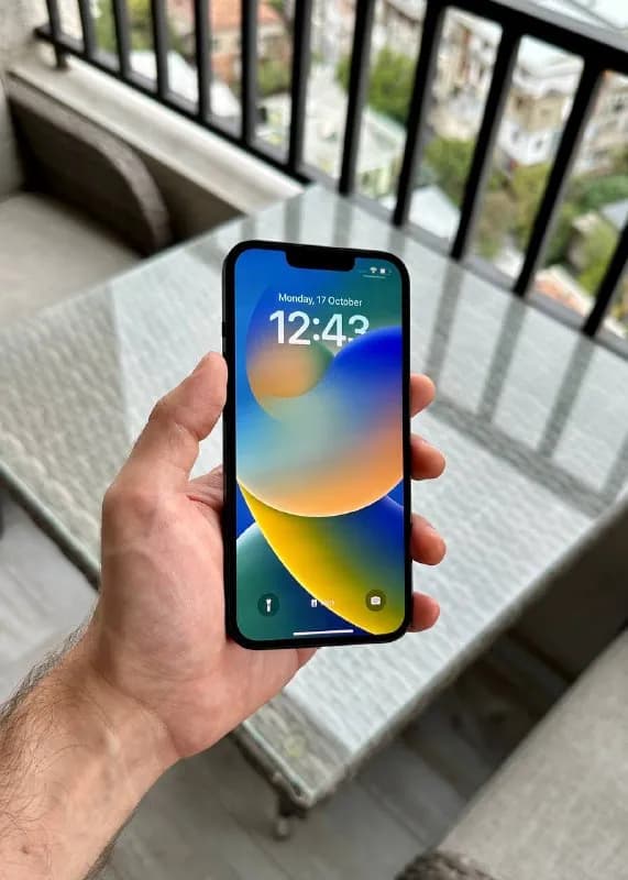 iPhone 13 128GB в отличном состоянии (91% батарея) + в подарок оригинальный силиконовый чехол Apple — Тбилиси — 700 ₾