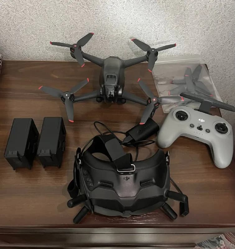 DJI FPV Combo + Fly More Kit + Samsung Evo Plus 256 GB. თითქმის ახალი კომპლექტი, ფრენის დრო 3 საათზე ნაკლები. — Тбилиси — 110 ₾