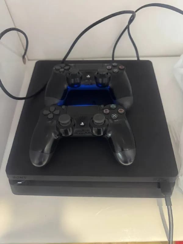playstation 4 slim კარგ მდგომარეობაში 400ლ 1 ჯოისტიკით ბათუმშია [телефон] — Батуми