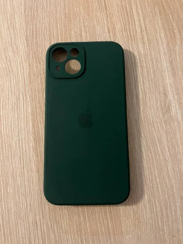 IPhone 13. Цвет тёмно-зелёный. Защищает блок камер от царапин. Цена 20 лари. — Тбилиси — 20 ₾