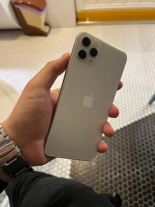 iPhone 11 Pro Max 64Gb батарея 79%. В отличном состоянии. Никогда не вскрывался никаких ремонтов. Ра — Тбилиси — 1 250 ₾